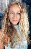 Portrait of Elle Russ